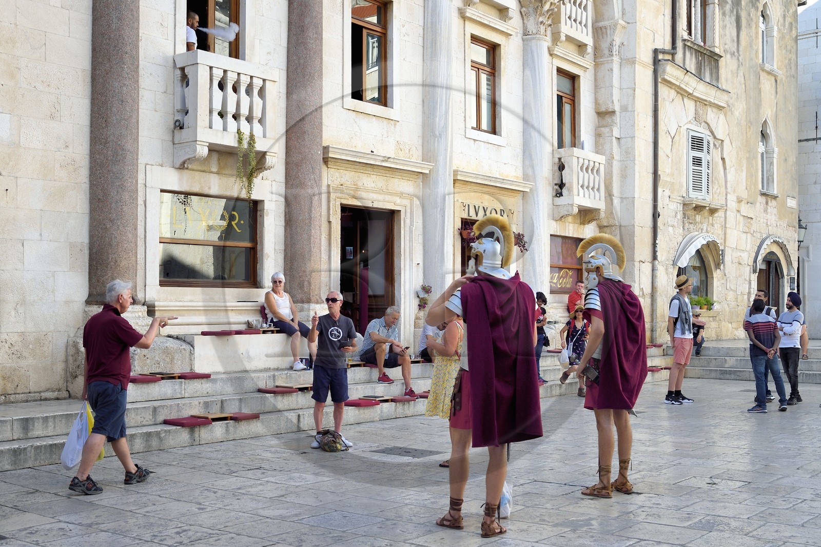 Croatie, Dalmatie, cote dalmate, Split, vieille ville romaine classée Patrimoine Mondial de l'UNESCO, palais de Dioclétien, comédiens en costumes de légionnaires romains dans le péristyle et le café Louxor