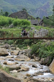 Vietnam, province de Lao Cai, région Nord-Ouest de Sapa, village de Mong Xoa de la minorité Hmong Bleu, pont suspendu à l'entrée du village