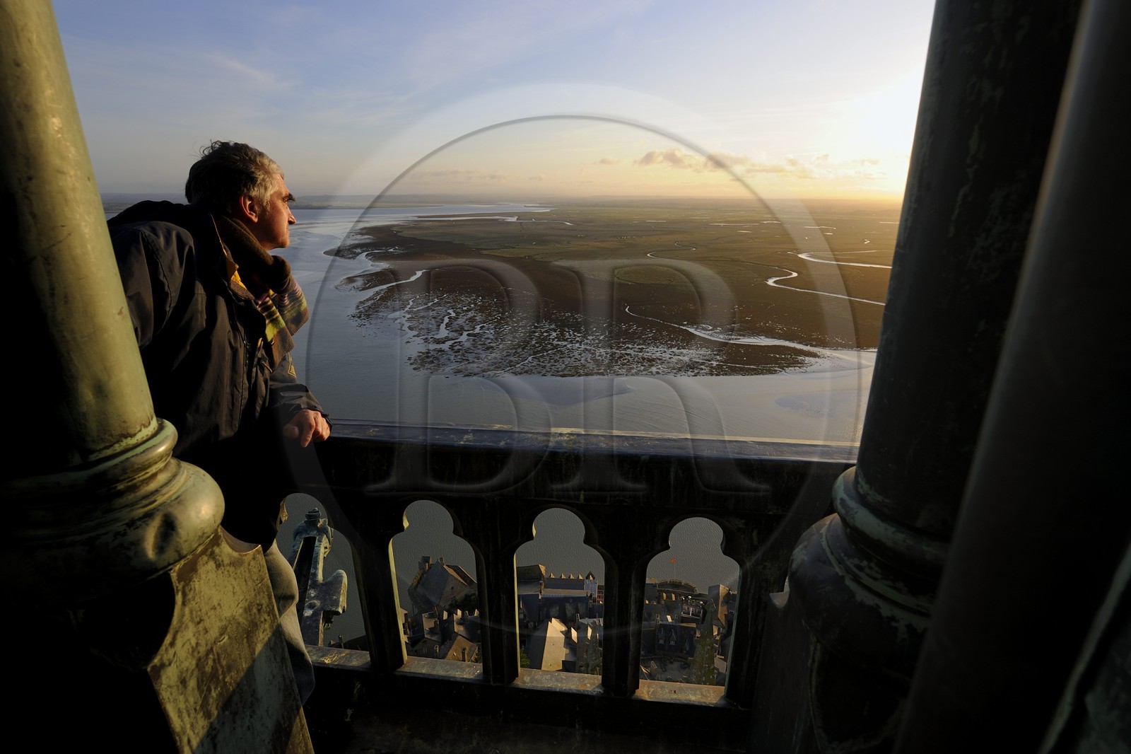 France, Manche (50), Mont-Saint-Michel, classé Patrimoine Mondial de l'UNESCO, monsieur Antoine Bacchiarotti observant le chevet et la baie vus depuis la flèche à l'aube