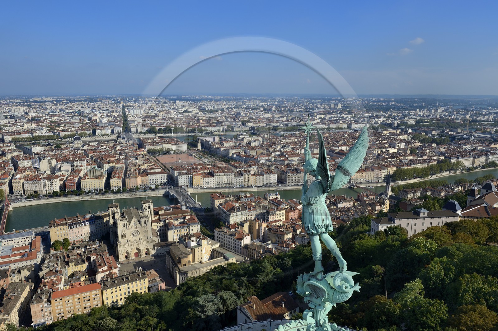 France, Rhône (69), Lyon, site historique classé Patrimoine Mondial de l'UNESCO, Vieux Lyon, la statue de Saint Michel Archange terrassant le dragon sculptée par Millefaut sur l'abside de la Basilique Notre Dame de Fourvière en premier plan, la cathédrale (primatiale) Saint Jean et le quartier de la Presqu'Ile en arrière plan
