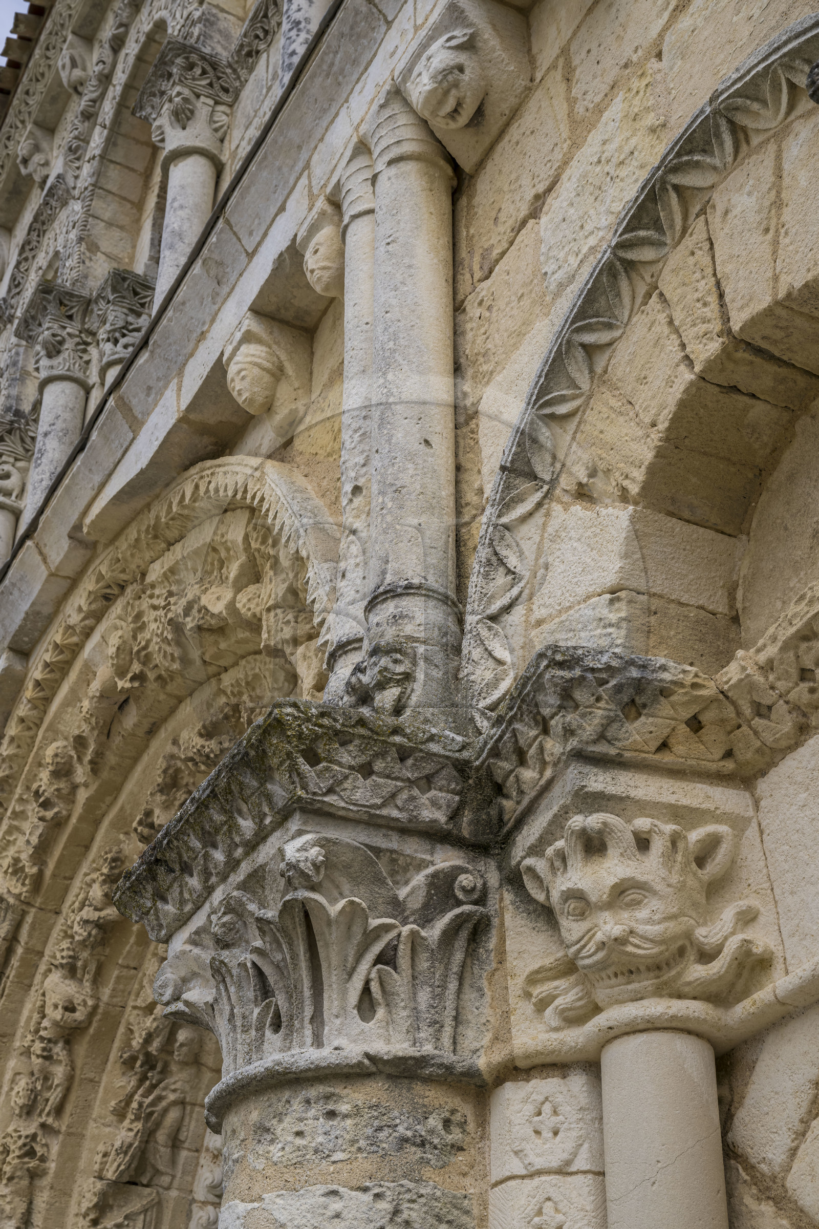 France, Charente-Maritime (17), Echillais, l'église romane Notre-Dame du XIIe siècle classée monument historique, chapiteaux de la facade occidentale