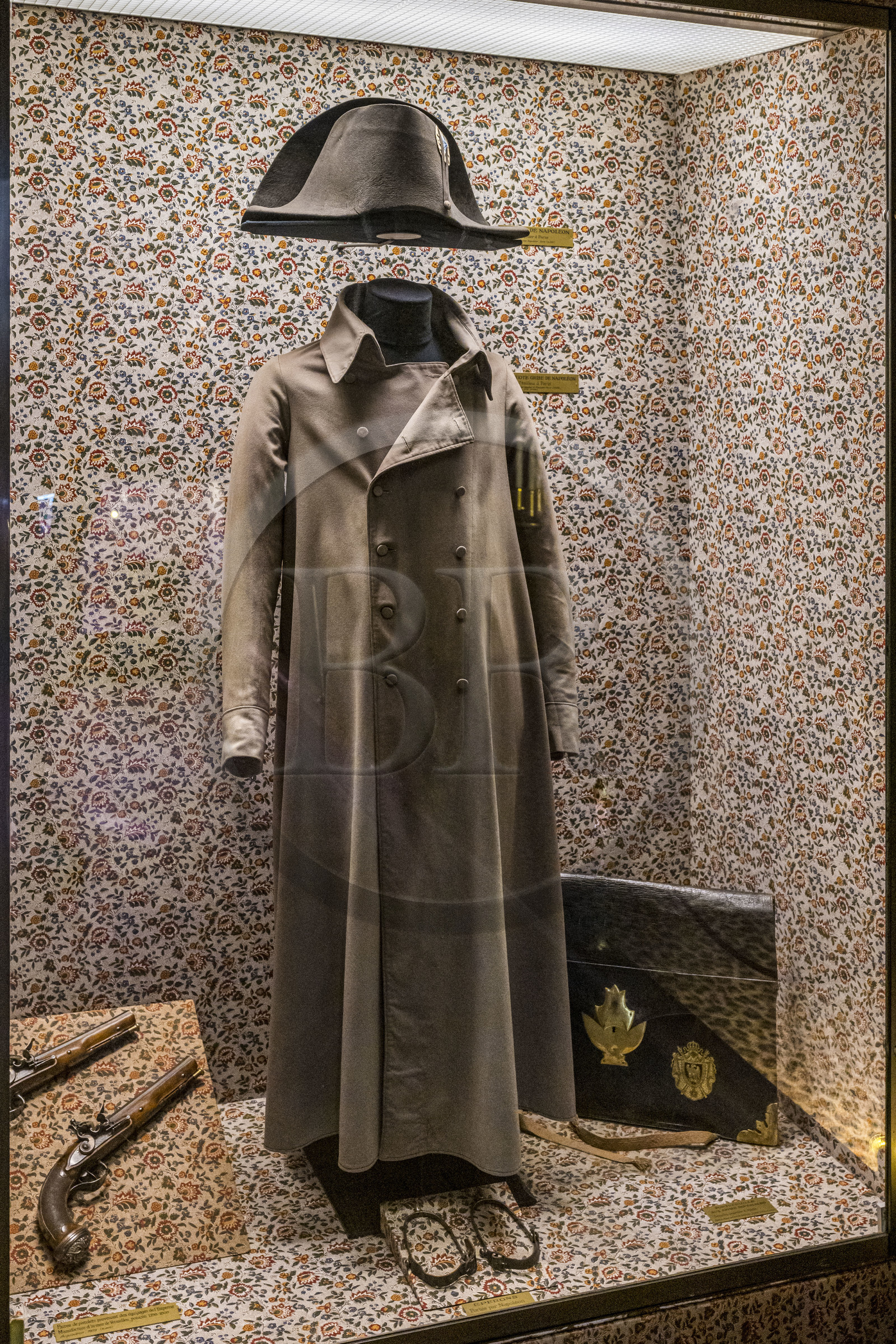 France, Seine-et-Marne (77), Fontainebleau, chateau de Fontainebleau, classé Patrimoine Mondial par l'UNESCO, Musée Napoléon Ier, redingote et chapeau bicorne de l'Empereur Napoléon Ier