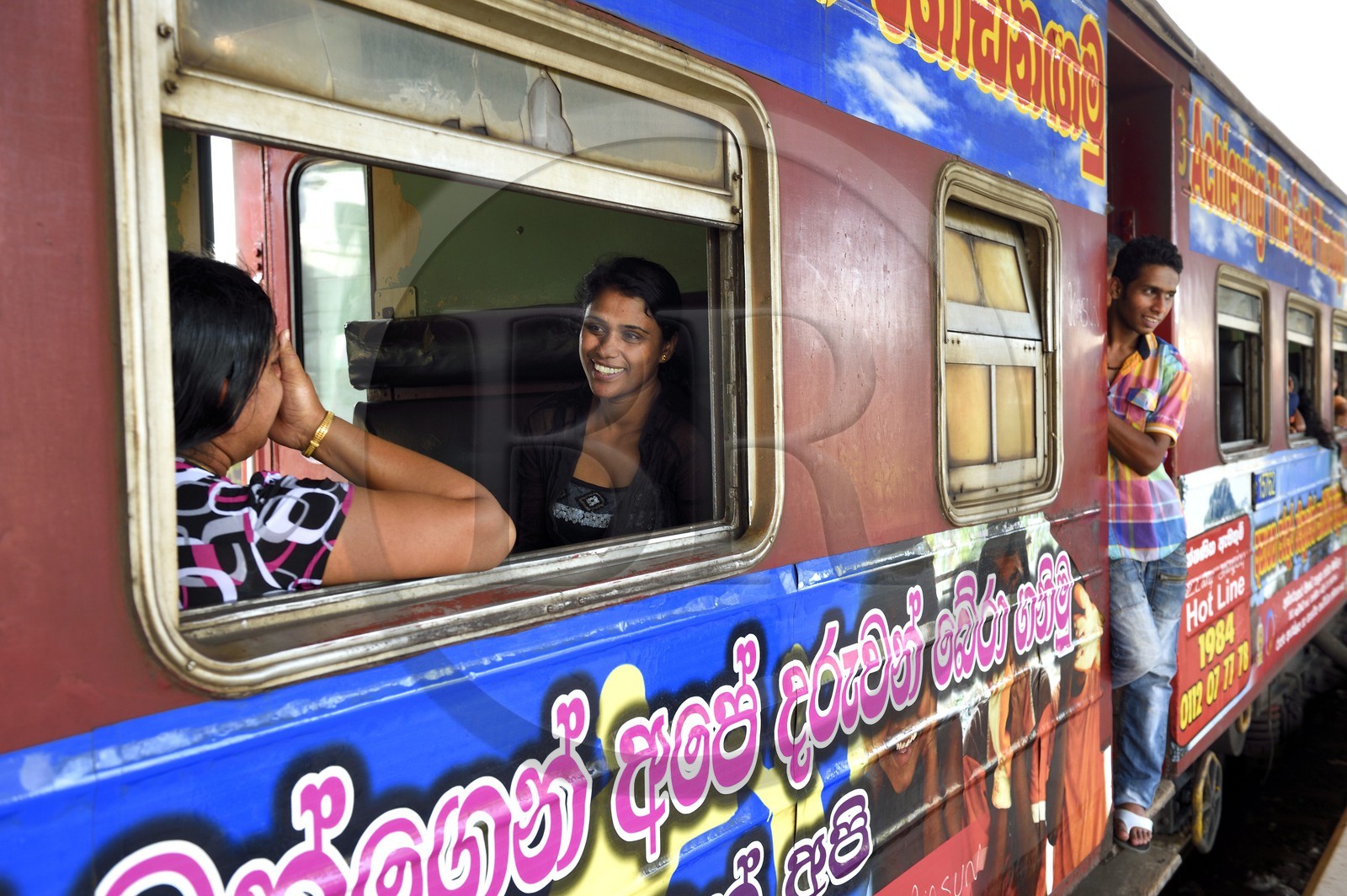 Sri Lanka, Province du Sud, train de Colombo à Galle, arrivée à Galle, jeunes femmes