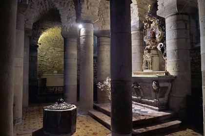France, Puy-de-Dôme (63), Clermont-Ferrand, basilique Notre-Dame-du-Port de style roman auvergnat, classée Patrimoine Mondial de l'UNESCO au titre des Chemins de Saint-Jacques-de-Compostelle en France, la crypte qui abrite la Vierge Noire sur son autel ainsi qu'un très ancien puit