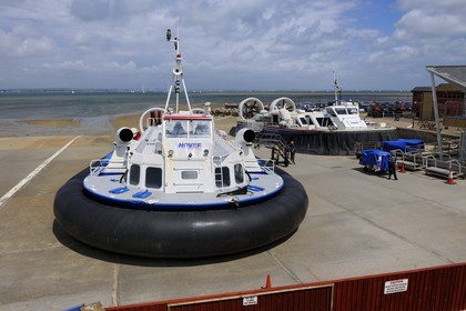 Royaume-Uni, Angleterre, Hampshire, Ile de Wight, Ryde, ferries de Southsea Portsmouth (en arrière plan) à Ryde avec l'aéroglisseur de Hover Travel