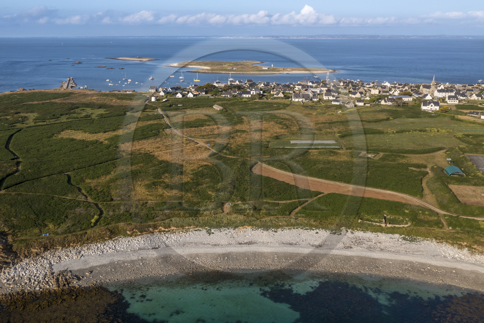 France, Finistère (29), Mer d'Iroise, archipel de Molène, Ile de Molène, la plage de Toul Bili, le bourg et l'ilot Lédenez Vraz en arrière plan (vue aérienne)