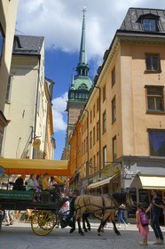 Suède, Stockholm, vieille ville dans l'île de Gamla stan , au croisement de la rue Stora Nygatan et Tyska brinken avec l'église allemande (Tyska kyrkan) en arrière plan