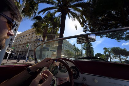 France, Alpes-Maritimes (06), Cannes, le palace du Carlton sur le boulevard de la Croisette, à bord d'une Porsche Speedster 356 décapotable de collection