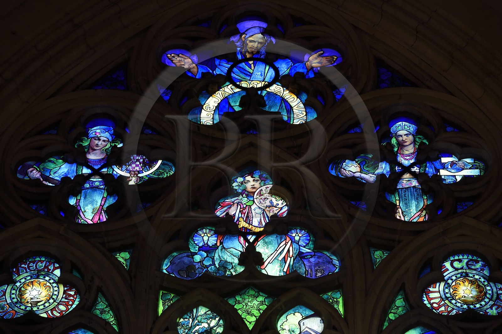 République Tchèque, Prague, centre historique classé Patrimoine Mondial de l'UNESCO, quartier de Hradcany, la cathédrale Saint-Guy à l'intérieur du chateau Royal, vitrail conçu par Alfons Mucha représentant la Saint Cyrille et Methode