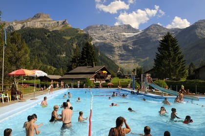 Suisse, canton de Vaud, Les Diablerets, piscine extérieur des Diablerets