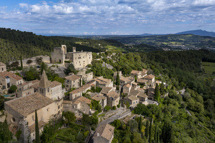 France, Vaucluse (84), Dentelles de Montmirail, le village perché de Crestet et son chateau du IXe siècle