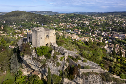 France, Vaucluse (84), Dentelles de Montmirail, Vaison-la-Romaine, le chateau des Comtes de Toulouse construit au XIIe siècle dominant la cité médiévale (vue aérienne)