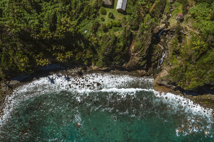 Caraïbes, Ile de la Dominique, Salybia, Territoire Kalinago, Kalinago Barana Autê (le village Caraïbe en bord de mer) (vue aérienne)