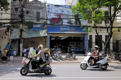 Vietnam, Hanoï, boutique Piaggio de vente de Vespa
