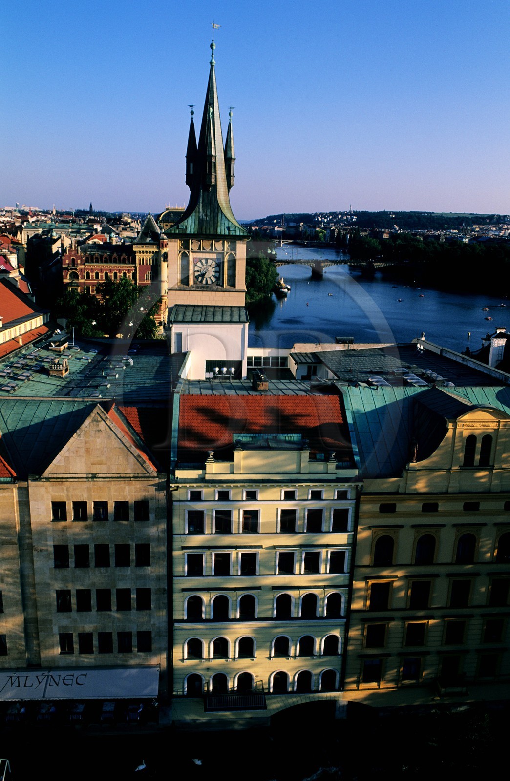 République Tchèque, Prague, quartier de Staré Mesto, maisons à l' entrée du Pont Charles sur la Vtlava
