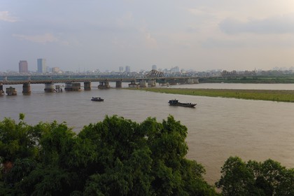 Vietnam, Hanoï, the Red River and the Long Bien Bridge former Paul Doumer Bridge