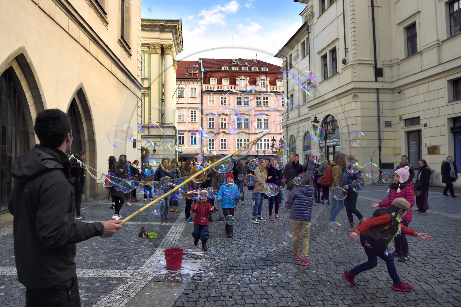 République Tchèque, Prague, centre historique classé Patrimoine Mondial de l' UNESCO, quartier de Stare Mesto, spectacle de rue avec des bulles de savon