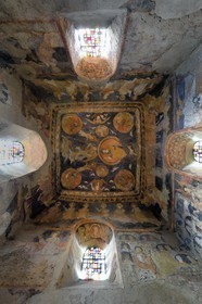 France, Haute-Loire (43), Aiguilhe, commune limitrophe du Puy-en-Velay, étape classée Patrimoine Mondial de l'UNESCO dans le cadre des chemins de Compostelle, la Chapelle Saint-Michel d'Aiguilhe, plafond peint du chœur avec le tétramorphe, l'archange et la Jérusalem céleste évoquant le jugement dernier