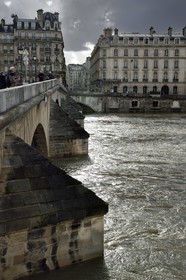 France, Paris (75), les rives de la Seine, classées Patrimoine Mondial de l'UNESCO, la crue de la Seine de janvier 2018 au pont Royal