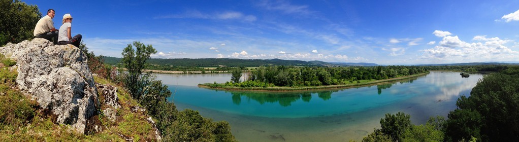 France, Bouches-du-Rhône (13), Saint-Paul-lez-Durance, la confluence du Verdon (eaux bleues) et de la Durance (eaux brunes) sur les terres du Chateau de Cadarache France, Bouches-du-Rhone, Saint-Paul-lez-Durance, the confluence of the Verdon (blue waters) and the Durance (brown waters) at the Chateau de Cadarache