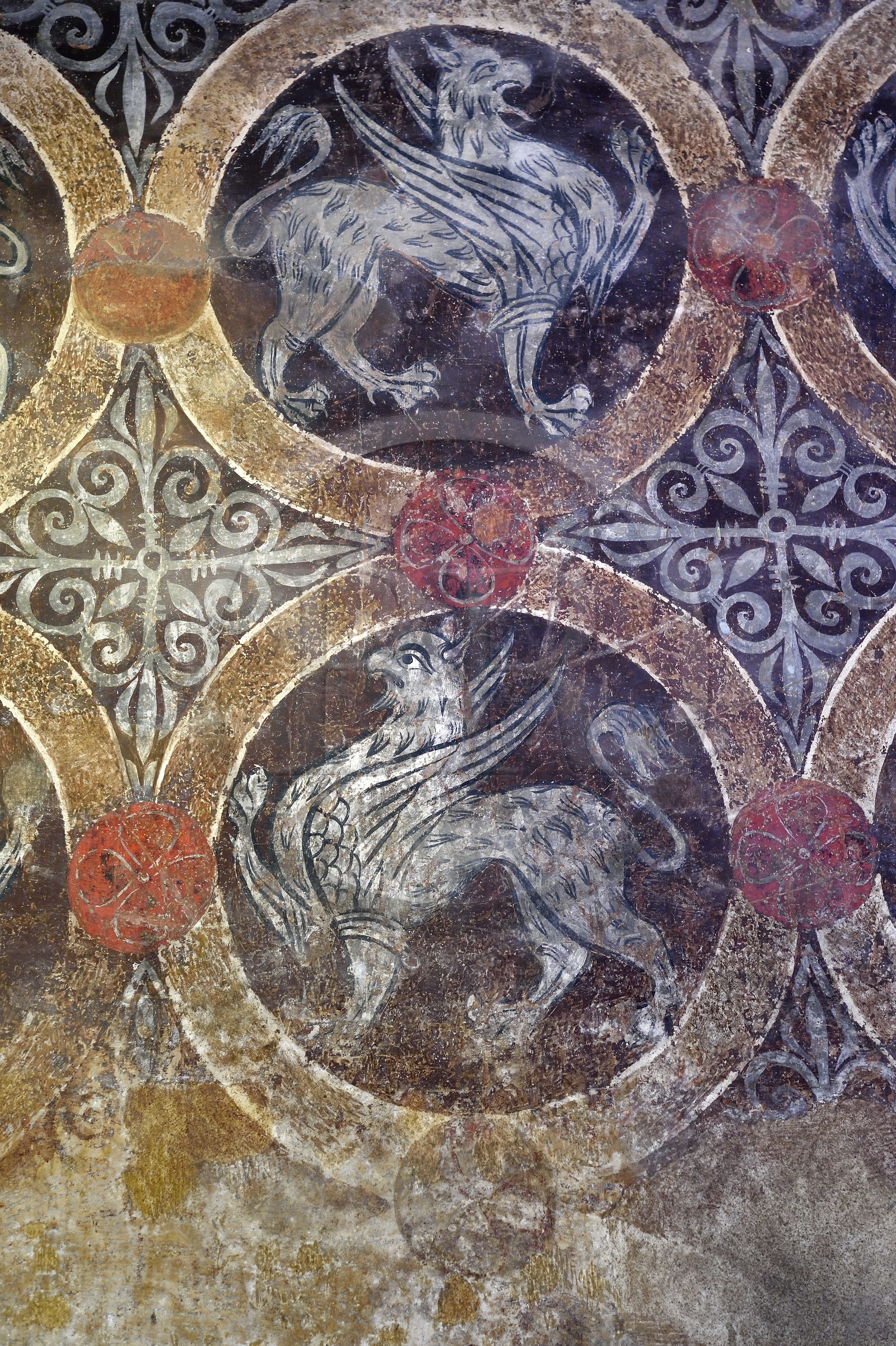 France, Haute-Loire (43), Le Puy-en-Velay, étape des chemins de Compostelle, l'ensemble cathédrale Notre-Dame-de-l'Annonciation classée Patrimoine Mondial de l'UNESCO, logis  des  clergeons, appartement du doyen, la salle des Griffons du XIIe siècle, reproduction picturale de motifs à griffons des tissus byzantins les plus chers de l'époque