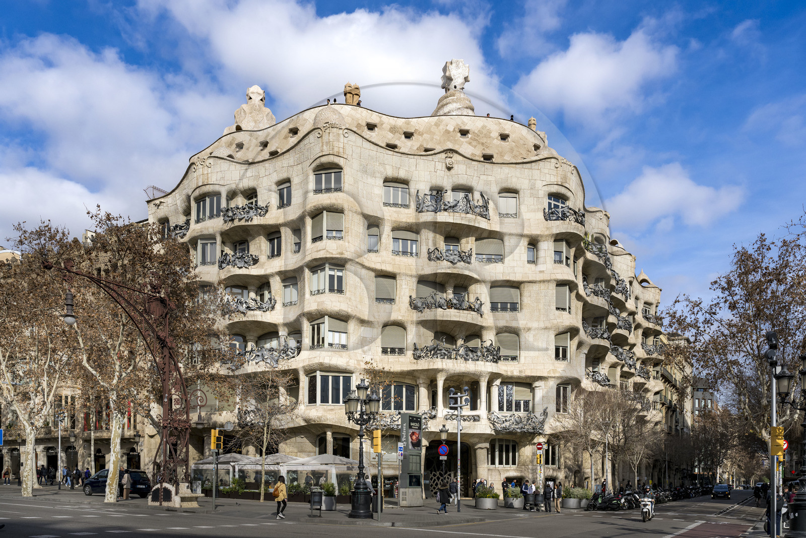 Espagne, Catalogne, Barcelone, quartier de l'Eixample, Passeig de Gracia, Pedrera ou Casa Mila (1905-1910) de l'architecte du modernisme catalan Antoni Gaudi, site classé au Patrimoine Mondial de l'UNESCO