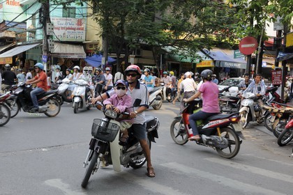 Vietnam, Hanoï, circulation en moto dans la vieille ville