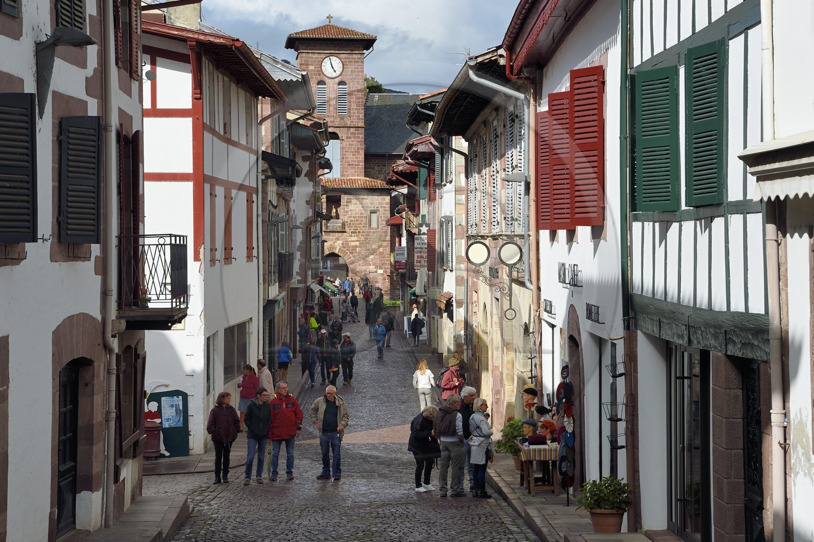 France, Pyrénées-Atlantiques (64), Pays-Basque, Saint-Jean-Pied-de-Port, rue d'Espagne sur le chemin de Saint-Jacques-de-Compostelle et l'église de l'Assomption ou Notre-Dame du Bout du Pont