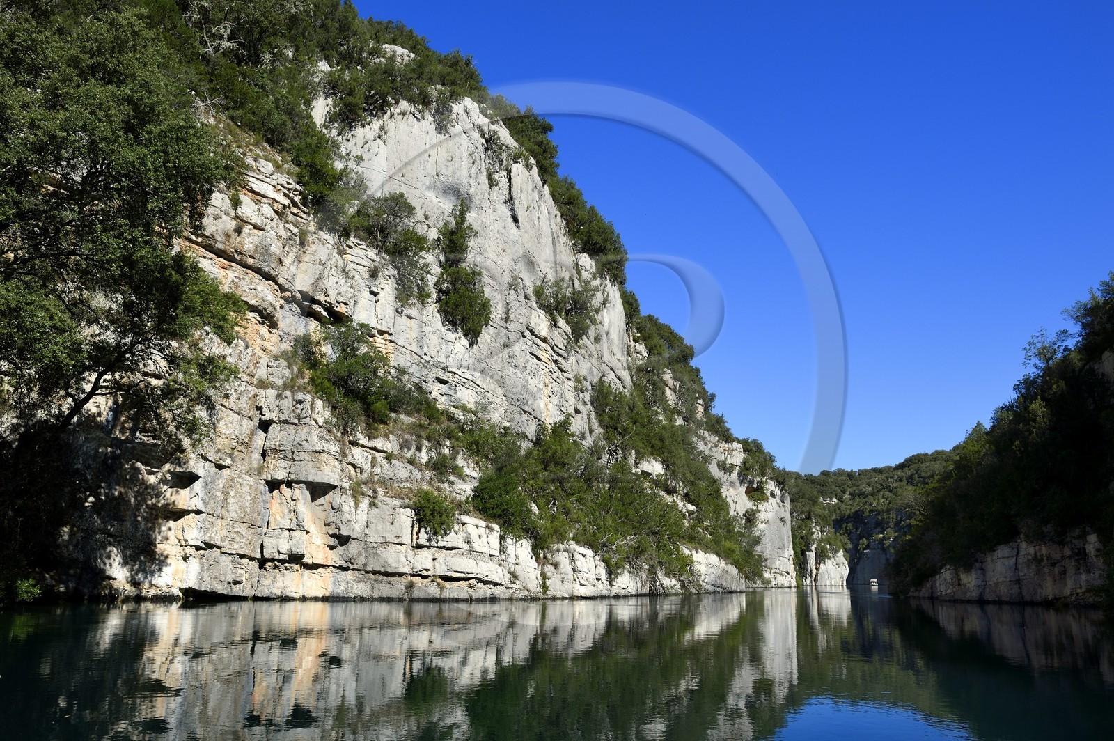 Var (83) rive gauche et Alpes-de-Haute-Provence (04) rive droite, Parc Naturel Régional du Verdon, Basses Gorges du Verdon en aval du lac de Sainte Croix, gorges de Baudinard
