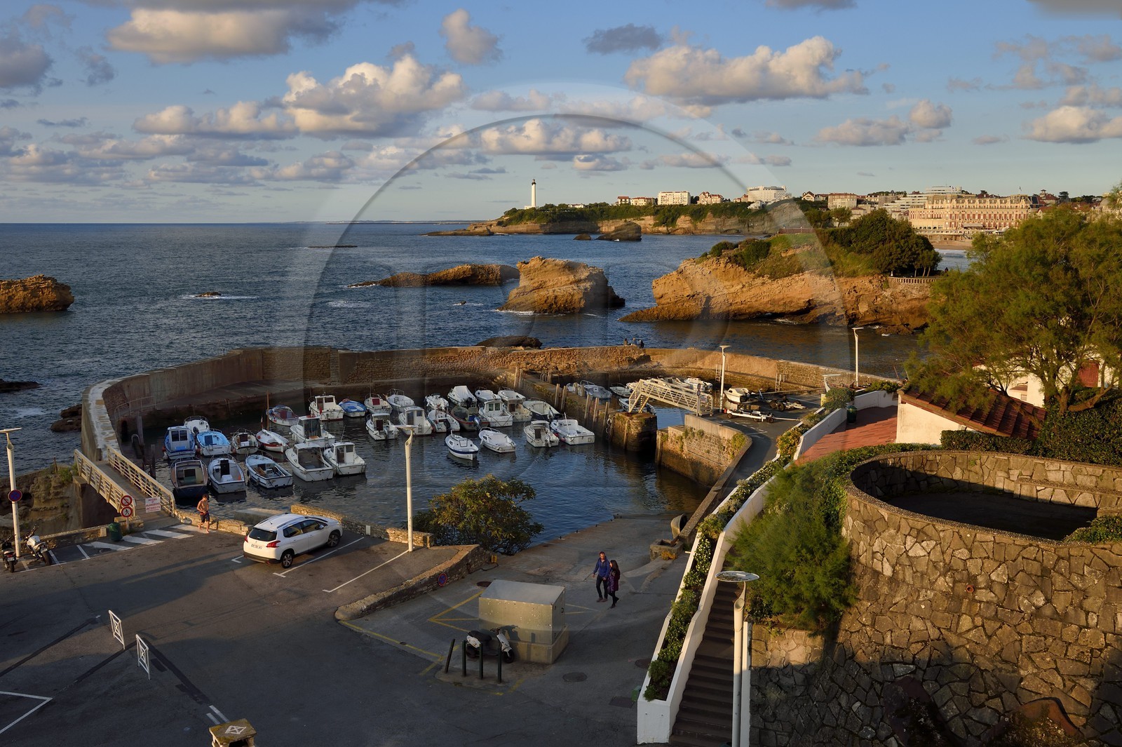 France, Pyrénées-Atlantiques (64), Pays-Basque, Biarritz, le Port des Pecheurs, le phare et l'Hotel du Palais sur la Grande Plage en arrière plan