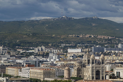 France, Bouches-du-Rhône (13), Marseille, Zone Euroméditerranée, quartier La Joliette, la Cathédrale La Major (XIXe siècle) et le massif de l’Etoile en arrière plan
