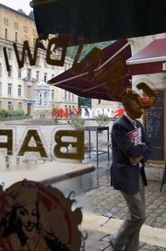 France, Rhône (69), Lyon, site historique classé Patrimoine Mondial de l'UNESCO, Vieux Lyon, Café de la Cathédrale sur la place Saint-Jean