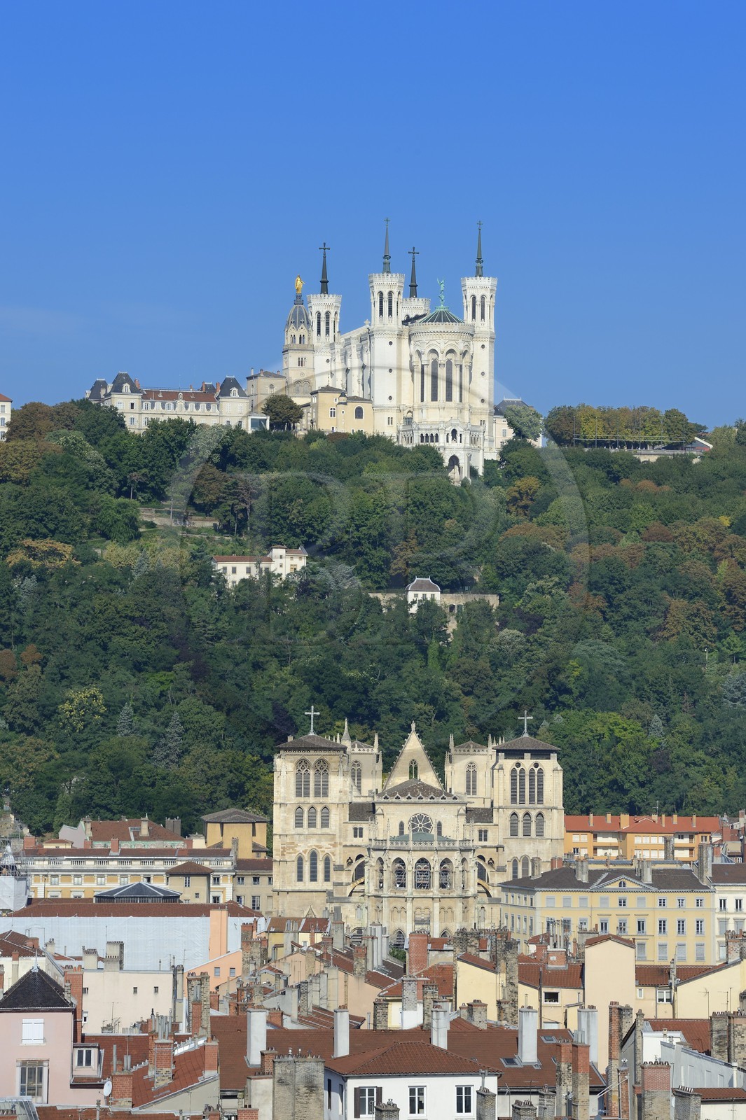France, Rhône (69), Lyon, site historique classé Patrimoine Mondial de l'UNESCO, la cathédrale (primatiale) Saint Jean dans le Vieux Lyon dominé par la Basilique Notre Dame de Fourvière