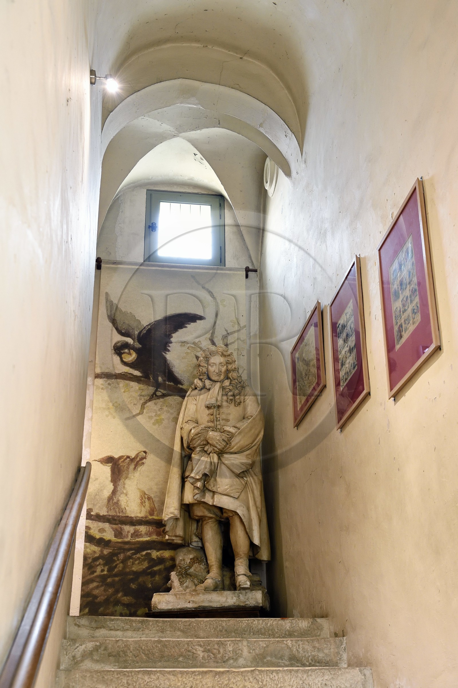 France, Aisne (02), Château-Thierry, Musée Jean de La Fontaine - Ville de Chateau-Thierry dans la maison natale du poète, statue (platre XIXème siècle) de Jean de La Fontaine par le sculpteur Gabriel Seurre dans le grand escalier