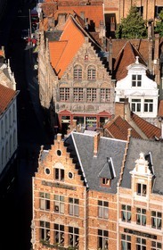 Belgique, Flandre-Occidentale, Bruges (Brugge), façades de maisons à pignons appelées huidenvettershuis aux abords de la Grand' place