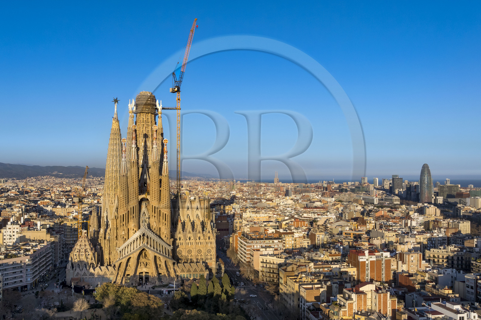 Espagne, Catalogne, Barcelone, quartier de l'Eixample, basilique de la Sagrada Familia de l'architecte du modernisme catalan Antoni Gaudi classée Patrimoine Mondial de l'UNESCO, la façade de la passion, la Torre Agbar de l'architecte Jean Nouvel en arrière plan Espagne, Catalogne, Barcelone, quartier de l'Eixample, basilique de la Sagrada Familia de l'architecte du modernisme catalan Antoni Gaudi classée Patrimoine Mondial de l'UNESCO, la façade de la passion, la Torre Agbar de l'architecte Jean Nouvel en arrière plan
