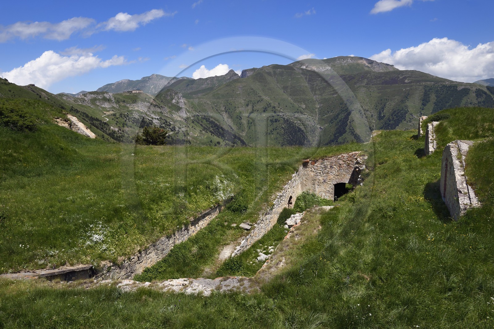 France, Alpes-Maritimes (06), le Fort de la Marguerie ou Fort Margheria (1842m) à l'ouest du Col de Tende, batterie construite par les Italiens en 1883 et le Fort Central au Col de Tende en arrière plan