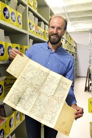 France, Puy-de-Dôme (63), Clermont-Ferrand, archives de L'Aventure Michelin, musée retraçant toutes les activités du groupe Michelin, Stéphane Nicolas, responsable du patrimoine historique de Michelin, présente la toute première carte test de 1908 sur la région de Clermont-Ferrand