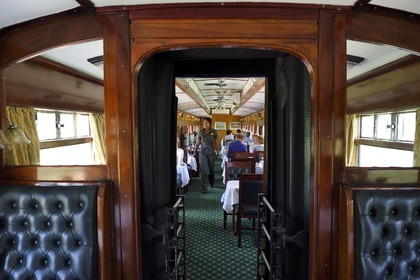 Namibie, région de Khomas, Windhoek, le train Shongololo express, la voiture-restaurant