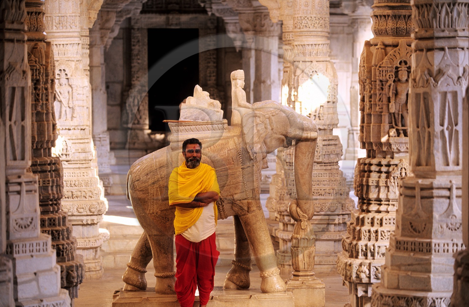 Inde, état du Rajasthan, Ranakpur, Moine dans le Temple jaïn d'Adinatha
