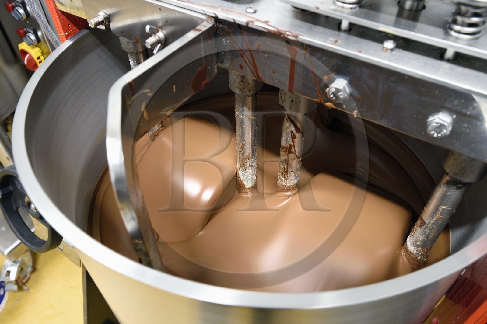 France, Bas-Rhin (67), Munlhdolseim, préparation du chocolat dans l'atelier du patissier chocolatier Thierry Mulhaupt