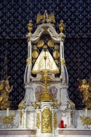 France, Haute-Loire (43), Le Puy-en-Velay, étape des chemins de Compostelle, la cathédrale Notre-Dame-de-l'Annonciation du XIIe siècle classée Patrimoine Mondial de l'UNESCO, statue de Marie portant son enfant surnommée La vierge noire (XVIIe siècle)