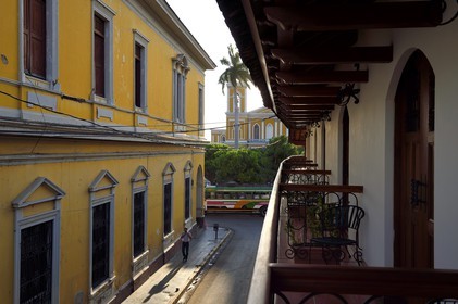 Nicaragua, Granada, rue donnant sur la place de parque Central (Parque Colon) et la cathédrale, l'Hotel Colon sur la droite