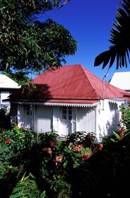 France, île de la Réunion, une case créole a Grand-Bois (région de Saint-Pierre)