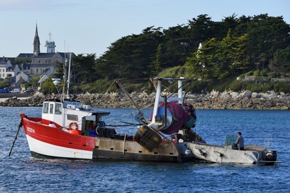 France, Finistère (29), Ile-de-Batz, bateau de pêche à Porz Kernok et l'église Notre Dame du Bon Secours