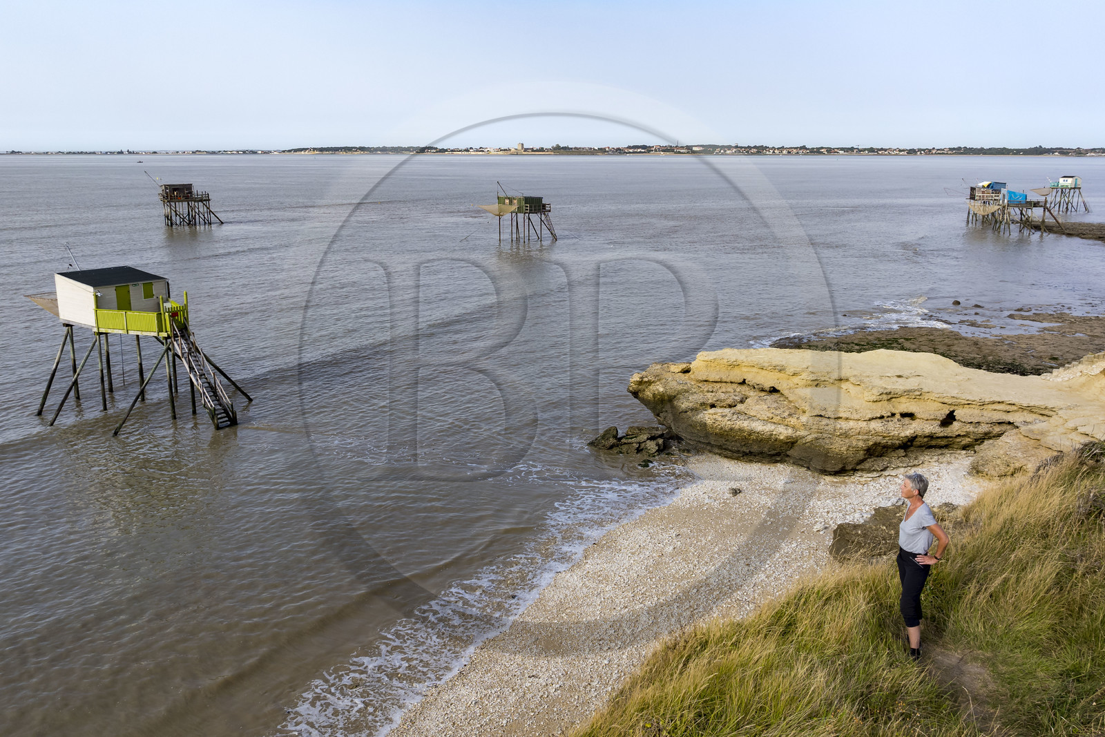 France, Charente-Maritime (17), Port-des-Barques, Ile Madame, cabanes sur pilotis appelées carrelets et cycliste en randonnée (vue aérienne)