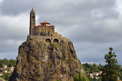 France, Haute-Loire (43), Aiguilhe, commune limitrophe du Puy-en-Velay, étape classée Patrimoine Mondial de l'UNESCO dans le cadre des chemins de Compostelle, la Chapelle Saint-Michel d'Aiguilhe perchée sur un piton volcanique