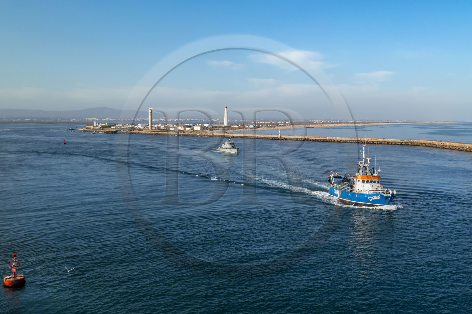 Portugal, Algarve, Parc naturel de la Ria Formosa, Faro, bateau de pêche sortant du port, le phare de Ilha do Farol sur Ilha da Culatra en arrière plan (vue aérienne)