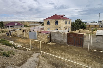 Azerbaïdjan, Gobustan, canalisations externes de gaz autour des maisons