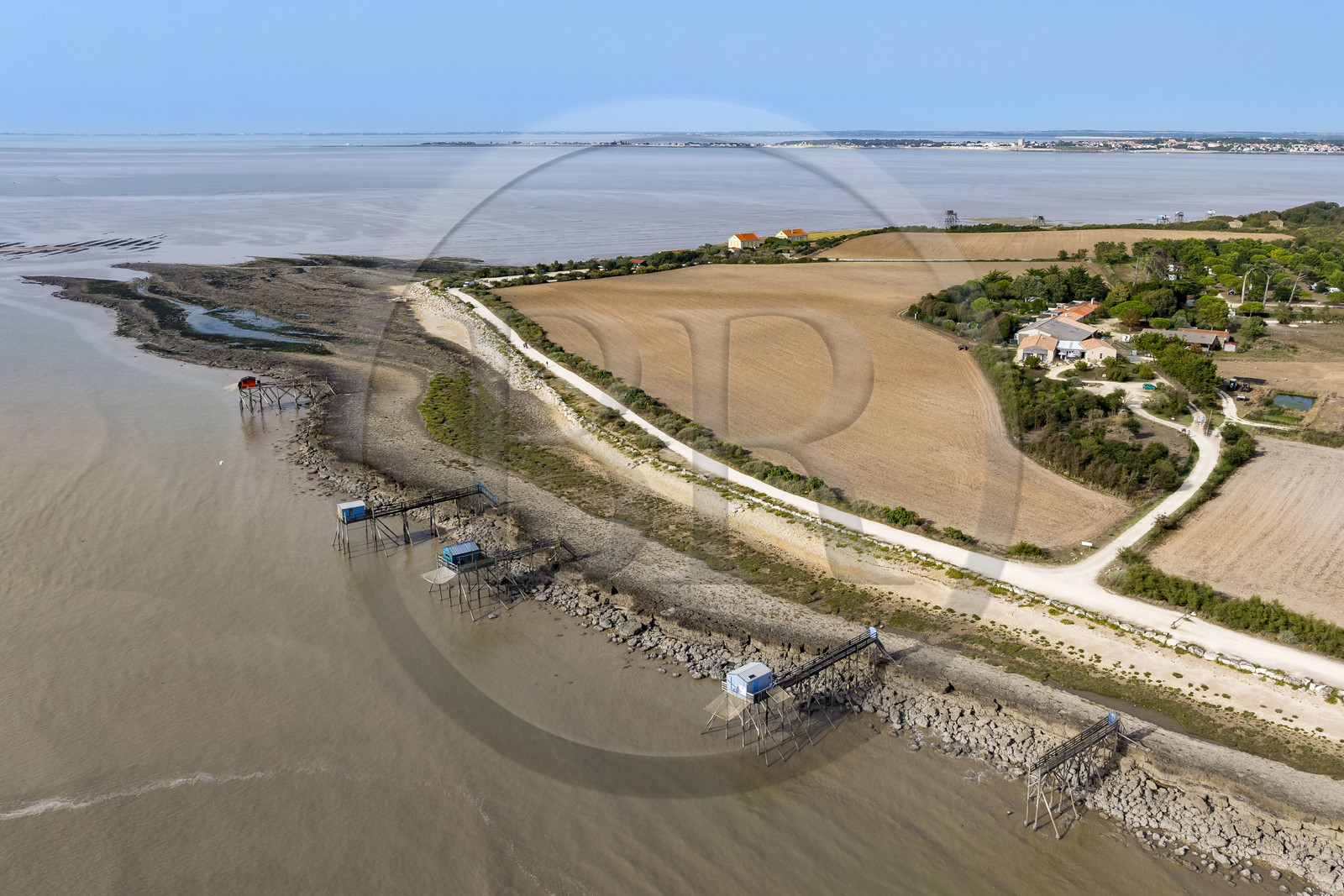 France, Charente-Maritime (17), Port-des-Barques, Ile Madame, la ferme et des cabanes sur pilotis appelées carrelets (vue aérienne)
